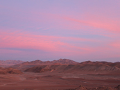 夕日に染まる砂漠